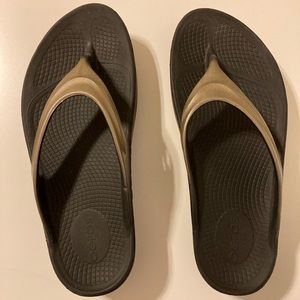 OOFOS recovery sandal